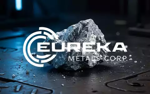 Ein rohes Lithium-Mineral auf einer dunklen, industriellen Oberfläche unter dramatischem Licht. - Foto: über boerse-global.de