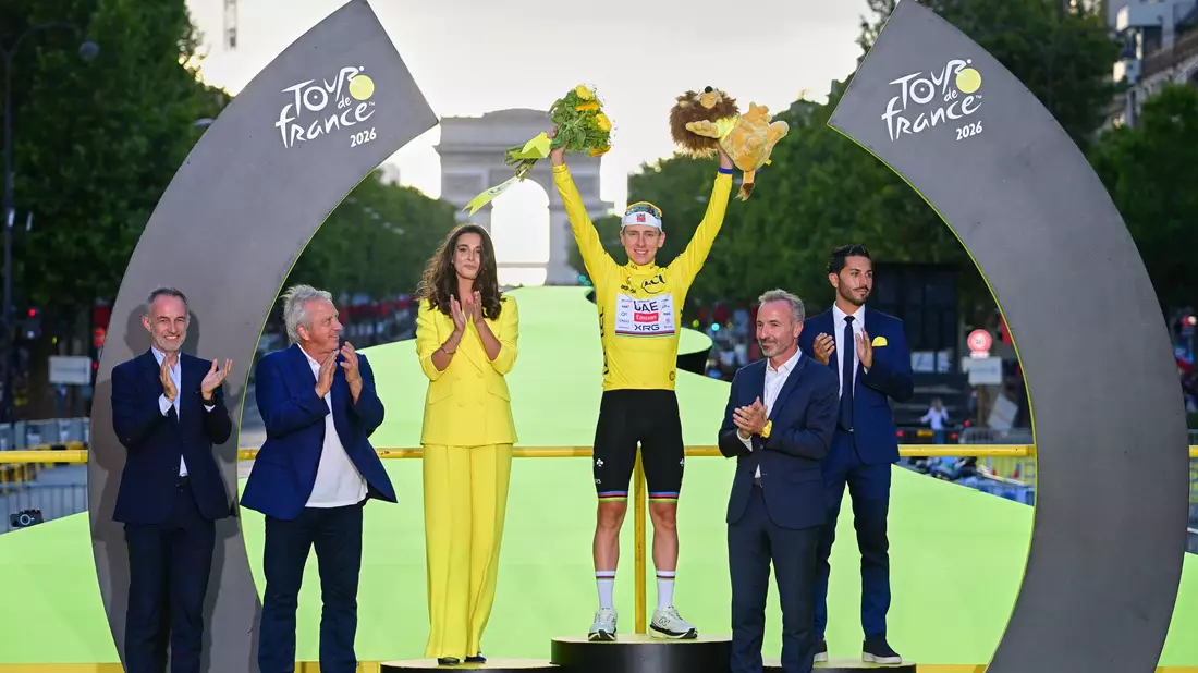 Tadej Pogacar hat zum fünften Mal die Tour de France gewonnen. - Bild: Bernard Papon/Pool L’Equipe/AP/dpa