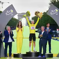 Tadej Pogacar hat zum fünften Mal die Tour de France gewonnen. - Foto: Bernard Papon/Pool L’Equipe/AP/dpa