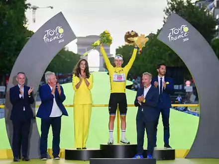 Tadej Pogacar hat zum fünften Mal die Tour de France gewonnen. - Foto: Bernard Papon/Pool L’Equipe/AP/dpa