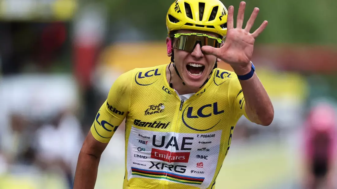 Tadej Pogacar zeigt fünf Finger für alle seine Tour-Siege. - Bild: Anne-Christine Poujoulat/AFP/dpa