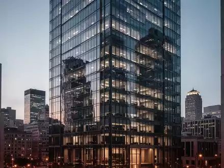 Moderne Glasfassade eines Bürogebäudes im Finanzviertel bei Dämmerung. - Foto: über boerse-global.de