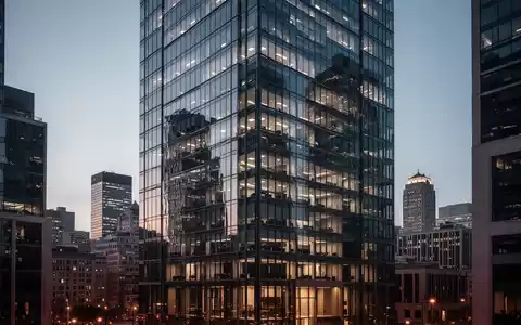 Moderne Glasfassade eines Bürogebäudes im Finanzviertel bei Dämmerung. - Foto: über boerse-global.de