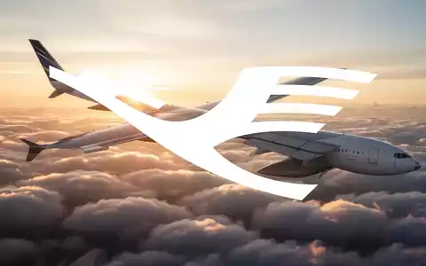 Flugzeugtragfläche über einer goldenen Wolkendecke bei Sonnenuntergang als Symbol für die Luftfahrtbranche. - Foto: über boerse-global.de