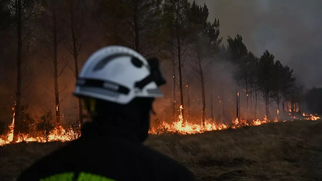 Die Feuerwehr kämpft an der Atlantikküste in Frankreich weiter gegen einen riesigen Waldbrand. - Bild: Emma Da Silva/AP/dpa