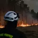 Die Feuerwehr kämpft an der Atlantikküste in Frankreich weiter gegen einen riesigen Waldbrand. - Bild: Emma Da Silva/AP/dpa