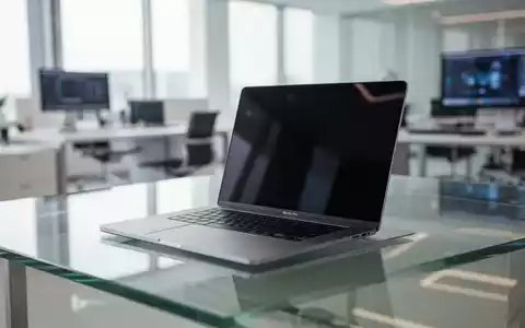 Schlankes MacBook Pro auf modernem Glastisch in professionellem Büro. - Foto: über boerse-global.de