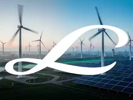Moderne Windkraftanlagen und Solarpaneele in einer sauberen Industrielandschaft bei Sonnenaufgang. - Foto: über boerse-global.de