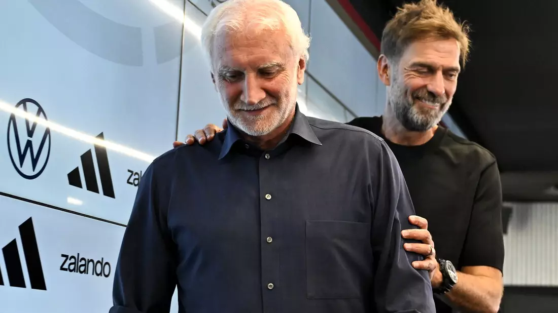 DFB-Sportdirektor Rudi Völler (l) freut sich auf die Zusammenarbeit mit Bundestrainer Jürgen Klopp (r).  - Bild: Florian Wiegand/dpa