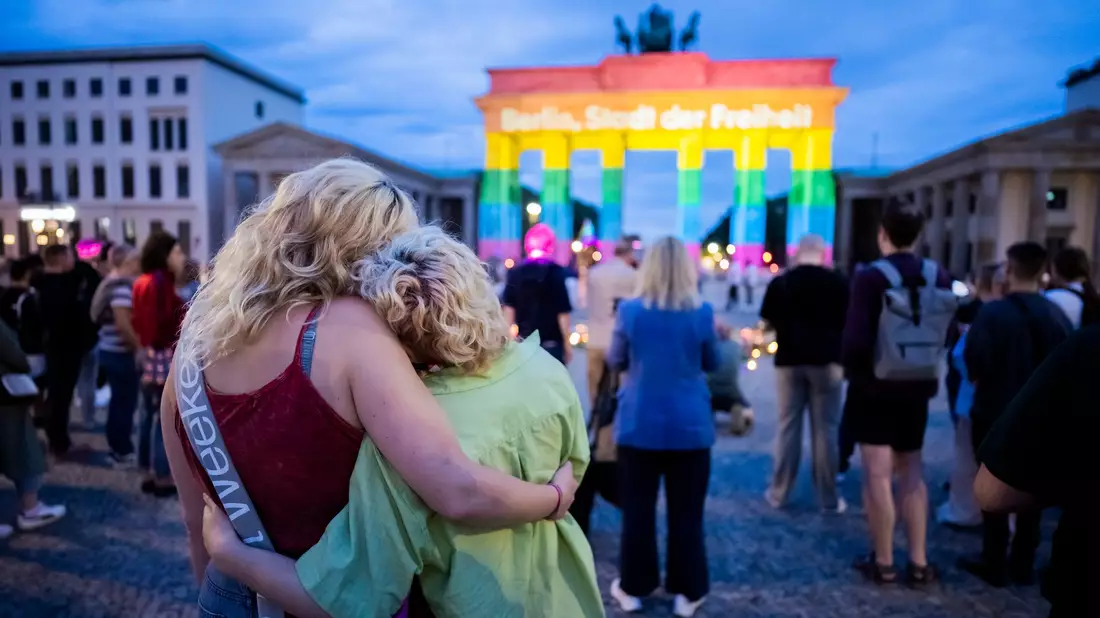 Das Brandenburger Tor wurde nach dem Anschlag in Regenbogenfarben angestrahlt. - Bild: Christoph Soeder/dpa