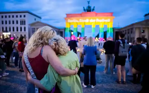 Das Brandenburger Tor wurde nach dem Anschlag in Regenbogenfarben angestrahlt. - Foto: Christoph Soeder/dpa