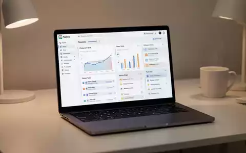 Schlankes Laptop mit organisiertem Notion-Dashboard und Produktivitäts- sowie Finanzvorlagen in einem modernen Arbeitsbereich. - Foto: über boerse-global.de
