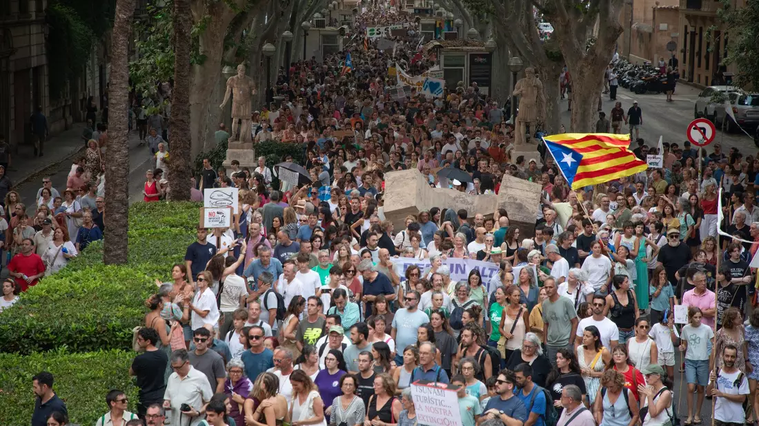 Die Kundgebung fand unter dem Motto Mallorca am Limit! statt. - Bild: Clara Margais/dpa