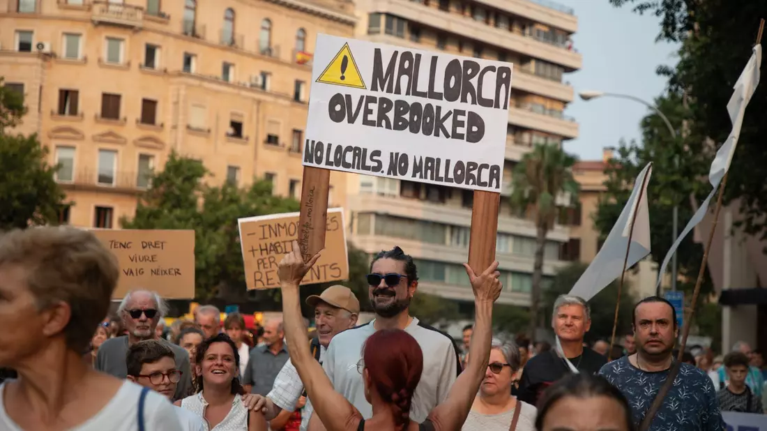 Mallorca wird jedes Jahr von immer mehr Menschen besucht. - Bild: Clara Margais/dpa