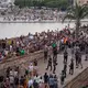 Am Ende der Demonstration kam es zu Rangeleien zwischen Polizisten und Protestlern. - Bild: Clara Margais/dpa