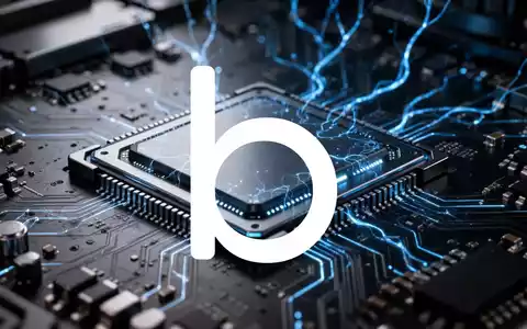 Nahaufnahme eines modernen Computer-Chips auf einer Leiterplatte mit blauen Lichtimpulsen. - Foto: über boerse-global.de