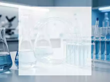 Abstrakte Darstellung biopharmazeutischer Forschung in einem modernen Labor mit Fokus auf medizinische Entwicklung. - Foto: über boerse-global.de