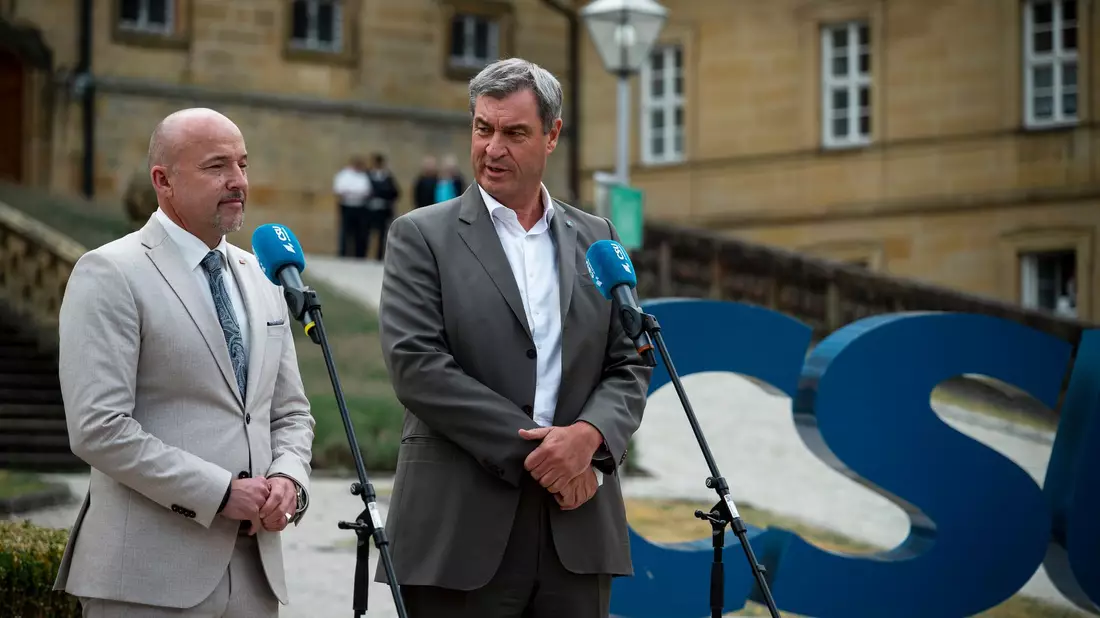 Der Chef der CSU-Landesgruppe im Bundestag, Alexander Hoffmann, links, und Bayerns Ministerpräsident Markus Söder skizzieren die Pläne ihrer Partei für die Zukunft Deutschlands.  - Bild: Daniel Vogl/dpa