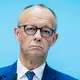 Bundeskanzler Merz will die Bewegungsfreiheit von Gefährdern einschränken lassen.  - Bild: Christoph Soeder/dpa
