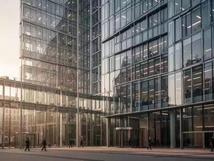 Modernes Bürogebäude in Berlin als Symbol für öffentliche Aufträge und regulatorische Rahmenbedingungen. - Foto: über boerse-global.de