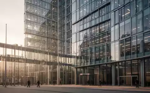 Modernes Bürogebäude in Berlin als Symbol für öffentliche Aufträge und regulatorische Rahmenbedingungen. - Foto: über boerse-global.de