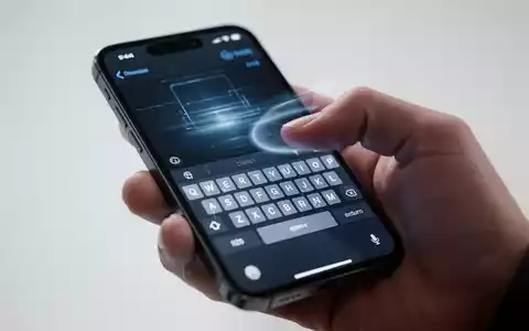 Nahaufnahme einer Hand, die auf dem Display eines iPhones eine Geste zur effizienteren Texteingabe ausführt. - Foto: über boerse-global.de