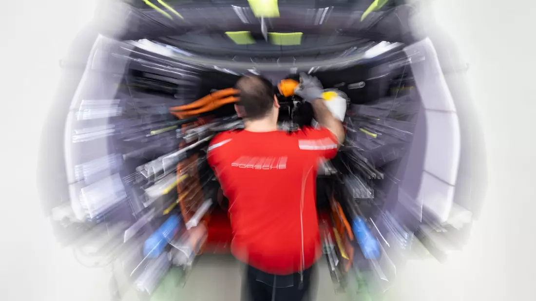 Bei Porsche sollen noch mehr Stellen wegfallen. (Archivbild) - Bild: Marijan Murat/dpa
