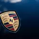 Der Gewinn von Porsche ist 2025 massiv abgesackt. - Bild: Christoph Schmidt/dpa
