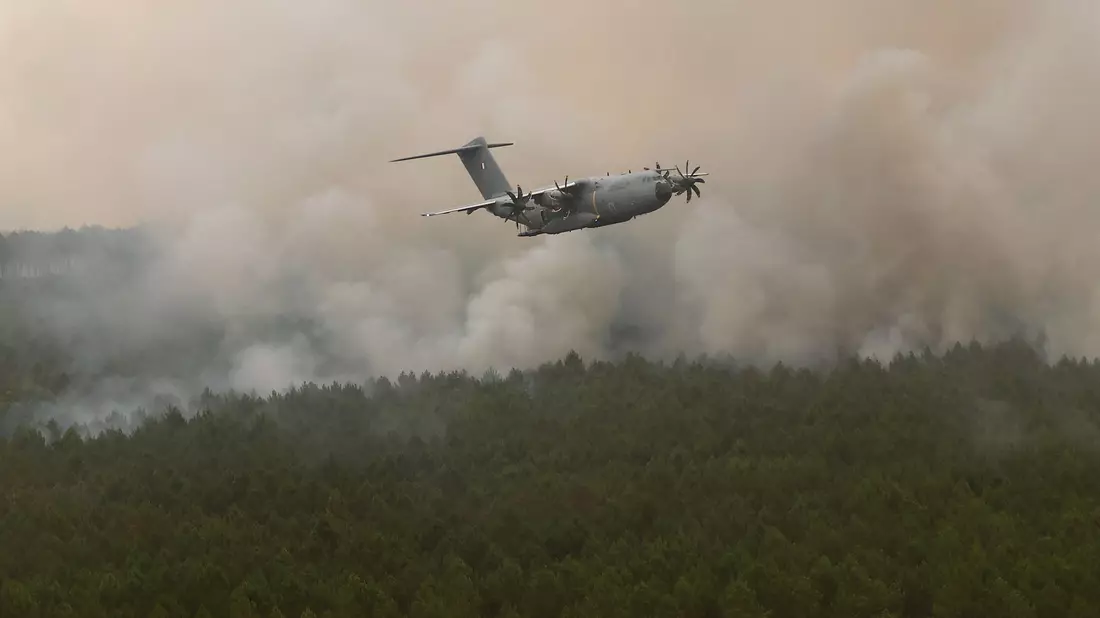 Ein Airbus A400M im Einsatz, nun schickt die Bundeswehr ein solches Flugzeug mit weiterem Material zur Brandbekämpfung nach Frankreich. (Symbolfoto)  - Bild: Abdul Saboor/Pool Reuters/AP/dpa