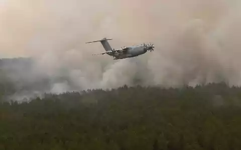 Ein Airbus A400M im Einsatz, nun schickt die Bundeswehr ein solches Flugzeug mit weiterem Material zur Brandbekämpfung nach Frankreich. (Symbolfoto)  - Foto: Abdul Saboor/Pool Reuters/AP/dpa