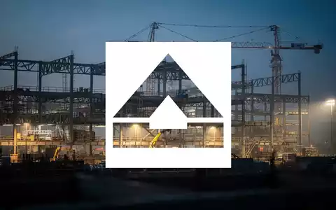 Moderne Großbaustelle mit Stahlkonstruktionen und Kränen bei Dämmerung als Symbol für die Bauindustrie. - Foto: über boerse-global.de
