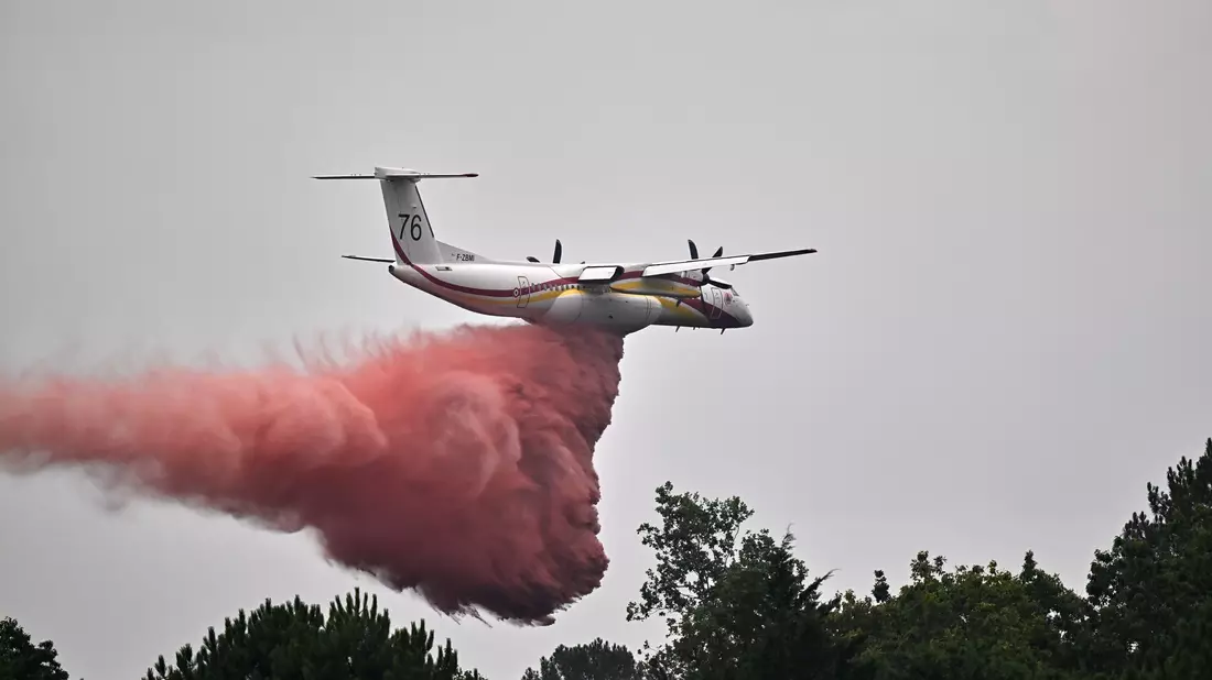 Zahlreiche Löschflugzeuge sind bei der Bekämfung der Brände im Einsatz. - Bild: Emma Da Silva/AP/dpa