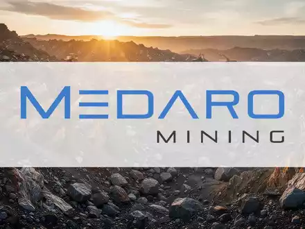 Abstrakte Darstellung einer geologischen Landschaft mit mineralhaltigen Gesteinsformationen bei Sonnenlicht. - Foto: über boerse-global.de