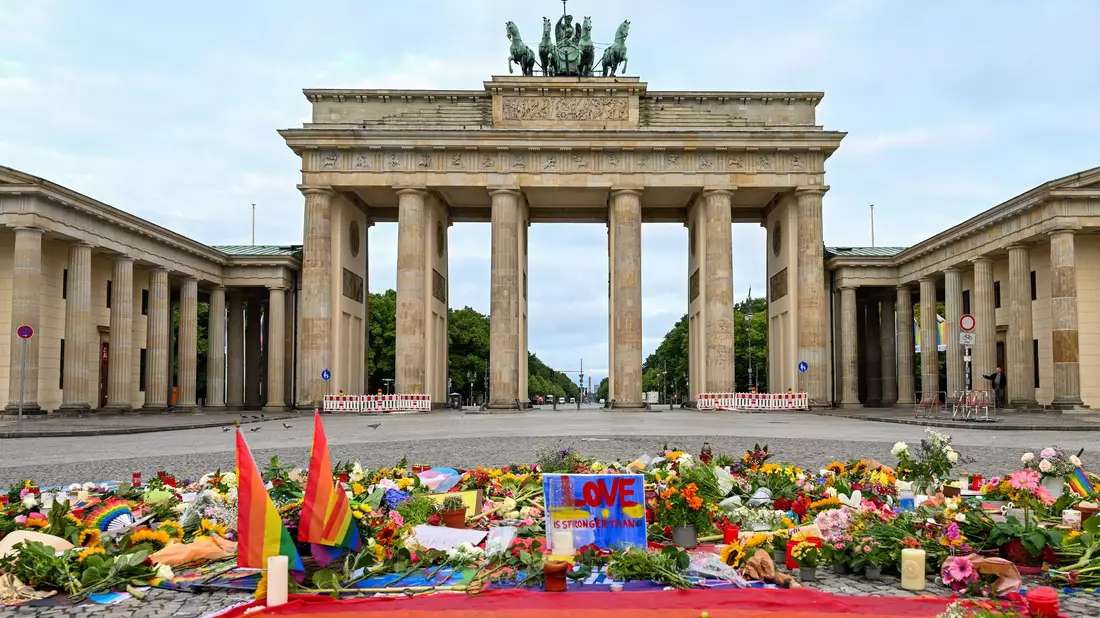 Am Brandenburger Tor wird dem Anschlag gedacht.  - Bild: Soeren Stache/dpa