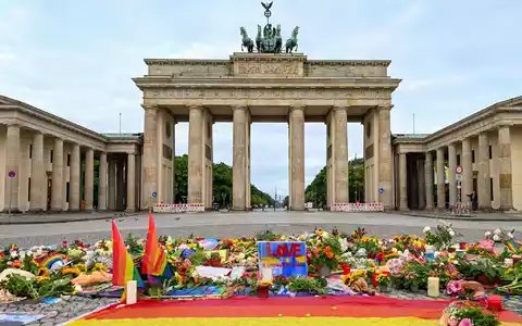 Am Brandenburger Tor wird dem Anschlag gedacht.  - Foto: Soeren Stache/dpa