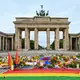 Am Brandenburger Tor wird dem Anschlag gedacht.  - Bild: Soeren Stache/dpa