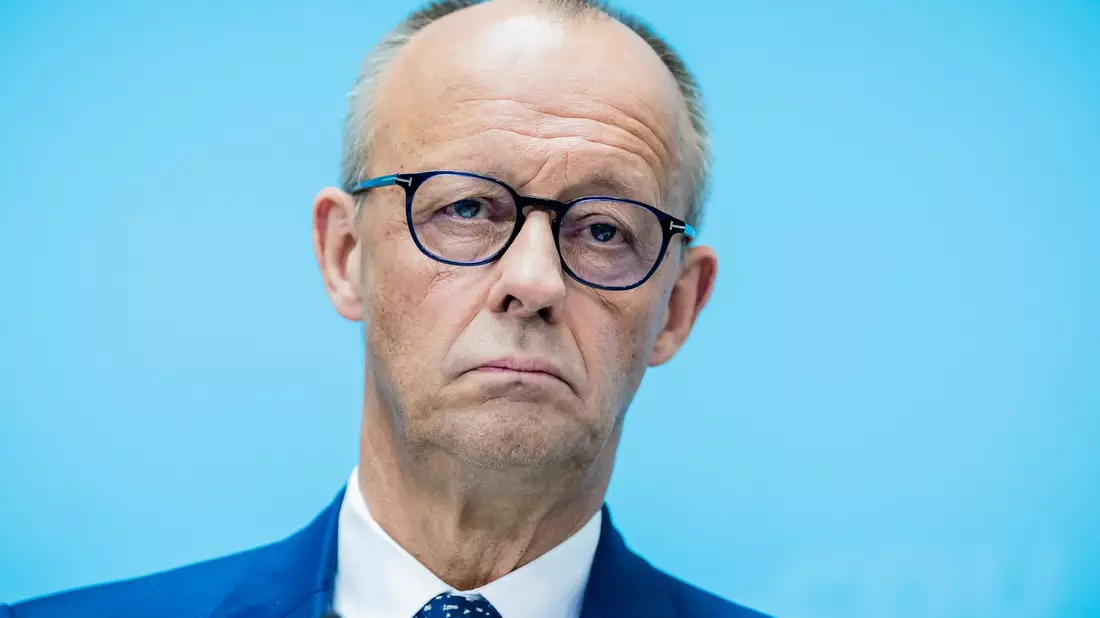 Bundeskanzler Merz will die Bewegungsfreiheit von Gefährdern einschränken lassen.  - Bild: Christoph Soeder/dpa