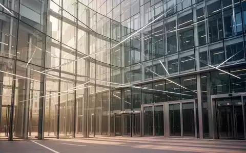 Moderne Glasfassade eines Verwaltungsgebäudes als Symbol für Transparenz und europäische Rechtsreformen. - Foto: über boerse-global.de