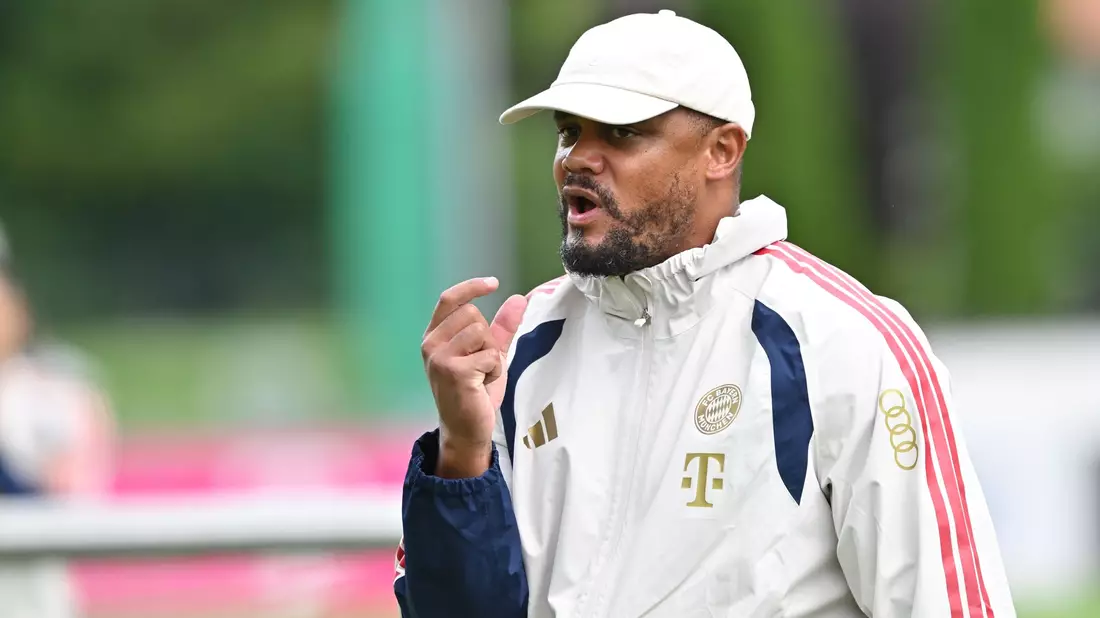 Trainer Vincent Kompany muss sich noch gedulden, bis sein Team komplett ist.  - Bild: Peter Kneffel/dpa