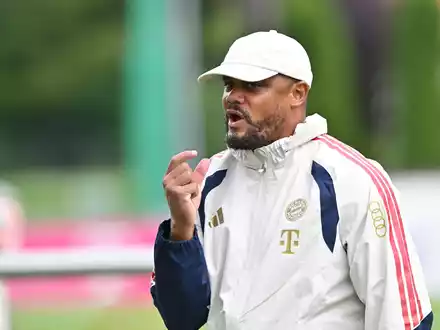 Trainer Vincent Kompany muss sich noch gedulden, bis sein Team komplett ist.  - Foto: Peter Kneffel/dpa