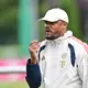 Trainer Vincent Kompany muss sich noch gedulden, bis sein Team komplett ist.  - Bild: Peter Kneffel/dpa