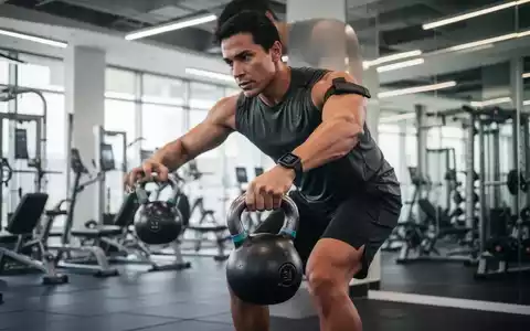 Eine Person trainiert in einem modernen Fitnessstudio, um Kraft- und Ausdauertraining für die Gehirngesundheit zu kombinieren. - Foto: über boerse-global.de