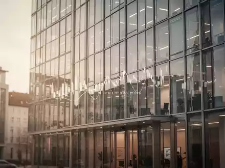 Moderne Glasfassade eines Bürogebäudes in München als Symbol für Finanzberichterstattung und Transparenz. - Foto: über boerse-global.de