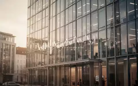 Moderne Glasfassade eines Bürogebäudes in München als Symbol für Finanzberichterstattung und Transparenz. - Foto: über boerse-global.de