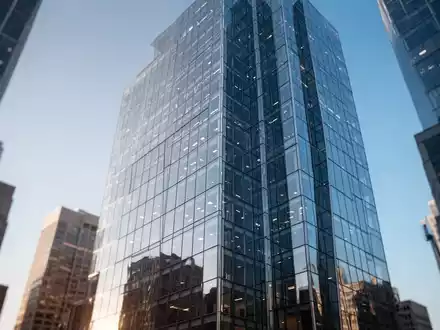 Ein modernes Bürogebäude in einem Finanzviertel bei klarem Himmel. - Foto: über boerse-global.de