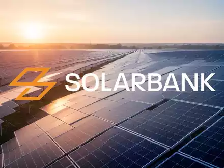 Moderne Solarpark-Anlage bei Sonnenaufgang als Symbol für nachhaltige Energiegewinnung und Infrastrukturprojekte. - Foto: über boerse-global.de
