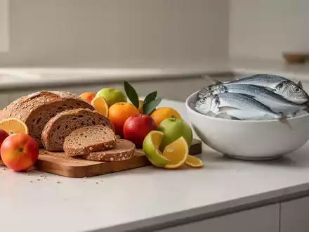 Frische Lebensmittel wie Obst, Fisch und Vollkornprodukte auf einer Küchenoberfläche als Symbol für eine gesunde Ernährung. - Foto: über boerse-global.de