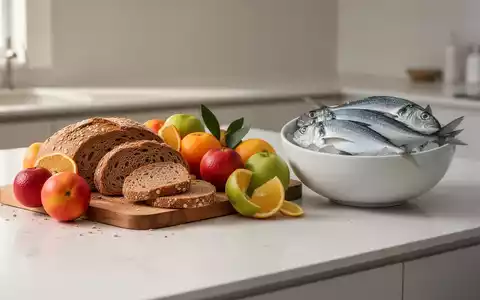 Frische Lebensmittel wie Obst, Fisch und Vollkornprodukte auf einer Küchenoberfläche als Symbol für eine gesunde Ernährung. - Foto: über boerse-global.de
