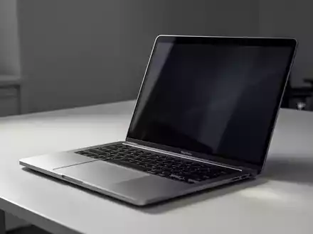 Schlankes MacBook auf einem sauberen Schreibtisch, symbolisiert technische Hardware-Fehlerbehebung und modernes Computing. - Foto: über boerse-global.de