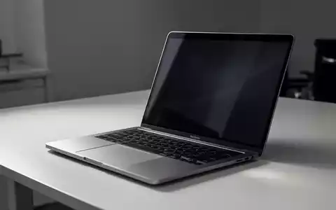 Schlankes MacBook auf einem sauberen Schreibtisch, symbolisiert technische Hardware-Fehlerbehebung und modernes Computing. - Foto: über boerse-global.de